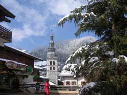 La Clusaz, l'église et le village enneigé