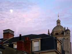 Lever de lune sur les toits d'Orléans